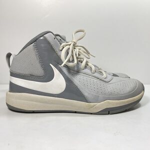 Nike Boys Basketball Shoes Sneakers Size 5.5Y Team Hustle‎ D7 747998-009 Gray
